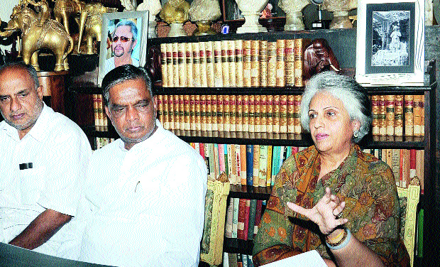 Maharani Pramoda Devi addresses a press conference at Mysore pallace watched by revenue minister Srinivas Prasad in Mysore on Thursday. Maharani Pramoda Devi addresses a press conference at Mysore pallace watched by revenue minister Srinivas Prasad in Mysore on Thursday.